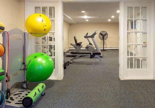 Fitness center with exercise equipment at 韦斯特盖特的手臂 bbin出租 在Jeffersonville, PA